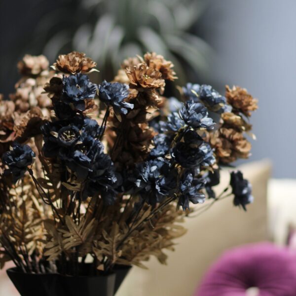 A stylish dried floral arrangement with a modern aesthetic. Perfect for interior decoration.